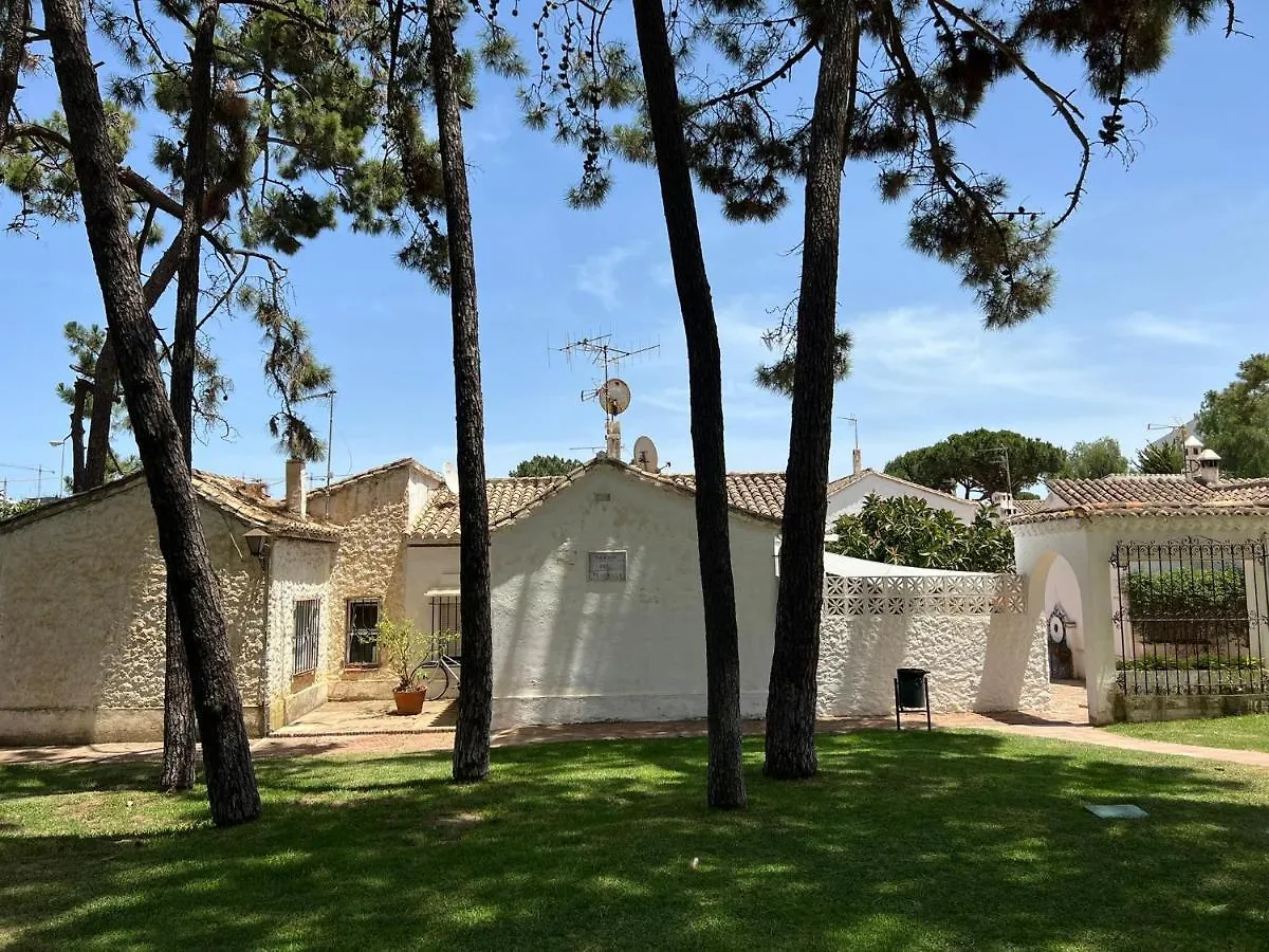Lovely 4-Bed Cottage In Las Chapas Marbella location